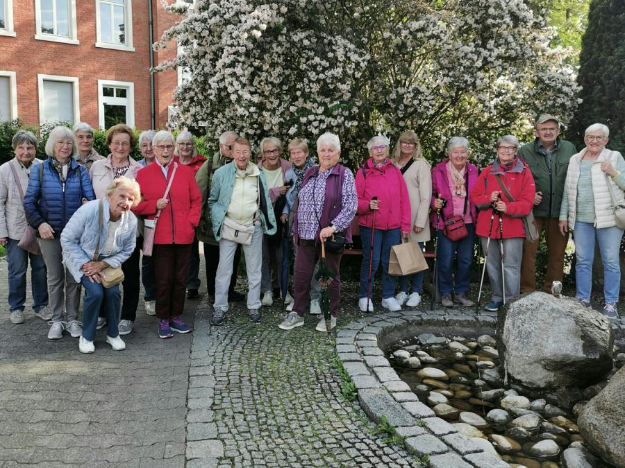 Der Pfingstrosengarten begeistert OWK-Senioren