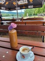 Seniorinnen und Senioren spazieren zum Bruchsee